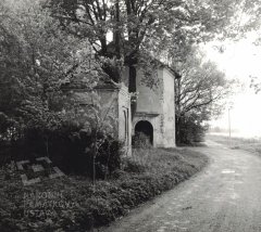 chátrající kaple (otočena zády)