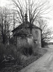 chátrající kaple (otočena zády)