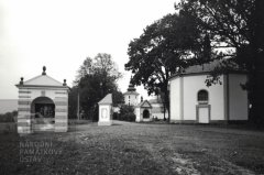 starší foto kaple (vpravo v pozadí)