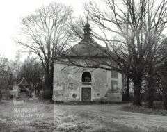 chátrající kaple (vlevo v pozadí)