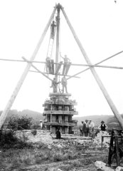 stěhování kapličky (obednění, podkopání stavby, vyzvednutí pomocí rumpálu)