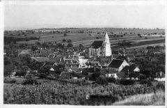 celkový pohled na ves s kostelem