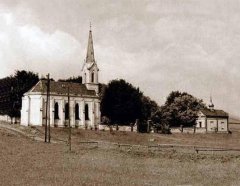 pohled na kapli se hřbitovem a márnicí vpravo