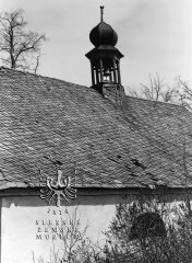 starší foto kaple - detail poškozené střechy