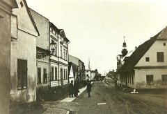 starší foto kostela (v pozadí vpravo)