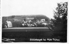 dobová pohlednice vsi s kaplí