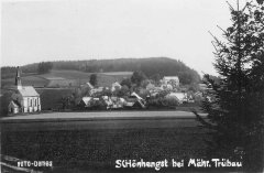 starší foto vsi s kaplí (vlevo)