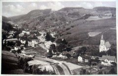 starší foto vsi s kostelem (vpravo)