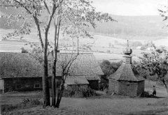 historické foto části vsi s původní kaplí
