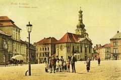 dobová pohlednice města s kostelem