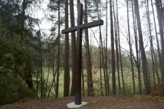 kříž na skále u kaple