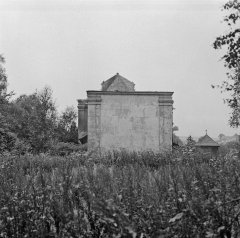 starší foto kostela a zvonice (vpravo od kostela)