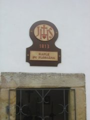 znak nad vchodem