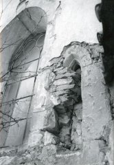 starší foto kostela (poškozená fasáda)