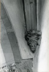 starší foto interiéru kostela (detail zakončení klenebního žebra)