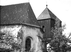 starší stav kostela se zvonicí