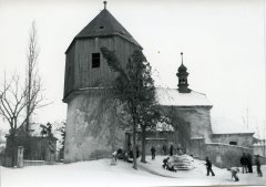 starší foto kostela a zvonice