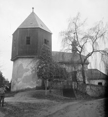 starší stav kostela se zvonicí