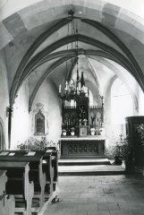 starší foto interiéru kostela (zadní část)