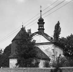 starší stav kostela se zvonicí