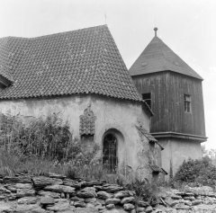 starší foto kostela a zvonice