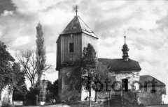 starší stav kostela se zvonicí