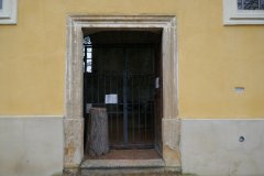 vchod do kostela opatřený mříží