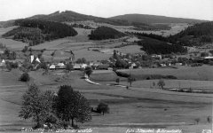 dobová pohlednice městyse s kostelem