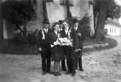 svatebčané před kostelem