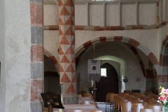 interiér kostela s malbami z 15. století
