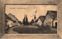 dobová pohlednice městyse s kostelem v pozadí