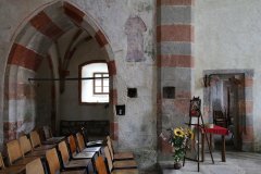 interiér kostela s malbami z 15. století