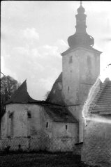 propadlá střecha kostela