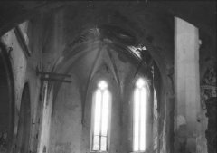 starší foto interiéru kostela - klenba presbytáře