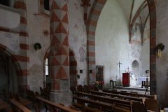 interiér kostela s malbami z 15. století
