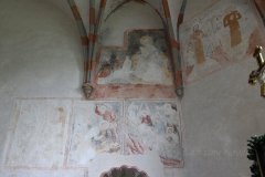 interiér kostela s malbami z 15. století