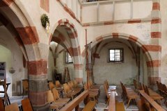 interiér kostela s malbami z 15. století