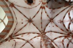 interiér kostela s malbami z 15. století
