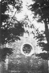 starší foto kostela - přední štít s rozetou