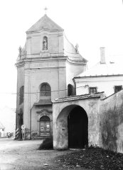 vstupní průčelí klášterního kostela