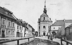 dobová pohlednice města s kostelem