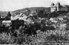 dobová pohlednice vsi s kostelem (vlevo)