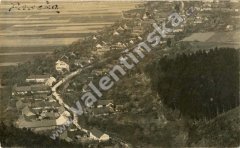 celkový pohled na ves s kostelem