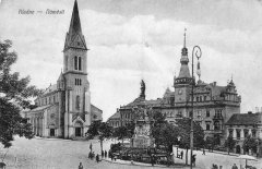 dobová pohlednice města s kostelem