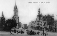 dobová pohlednice města s kostelem