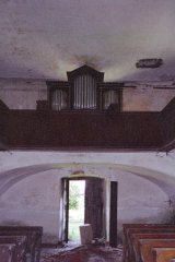 přední část kostela před opravou