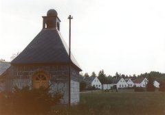 stavba kaple - pohled zepředu zprava