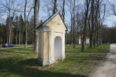 kaple křížové cesty zepředu zleva