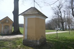 kaple křížové cesty zezadu zprava