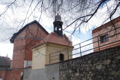 pohled zezadu zleva